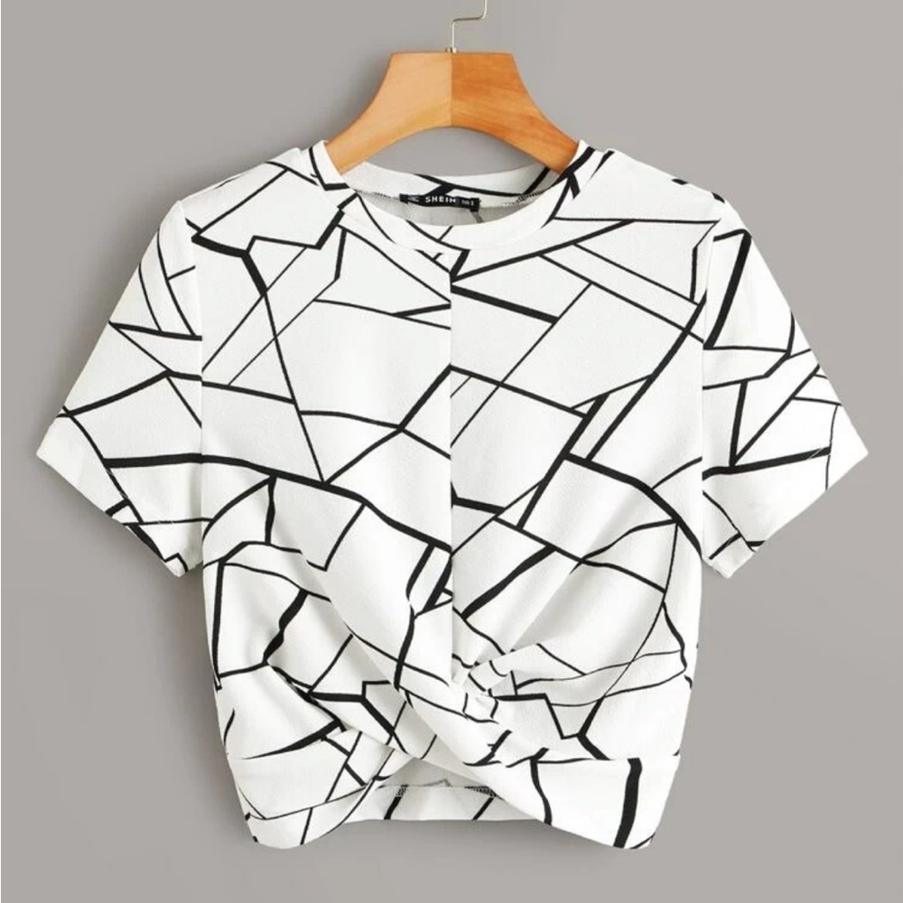 Geo print crop tee black and white